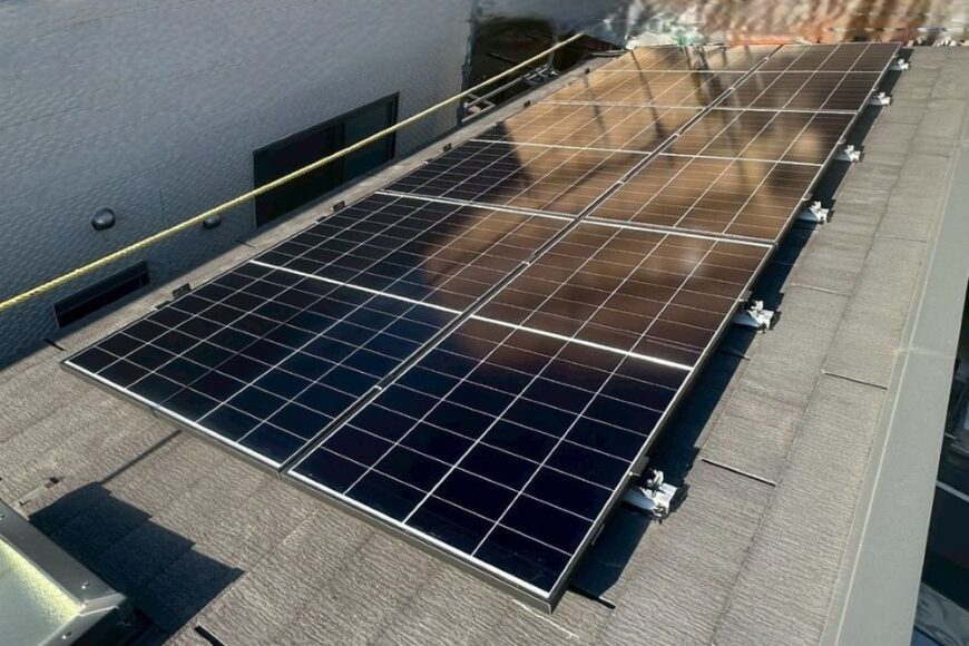筆者宅の屋根にとりつけられた太陽光パネル