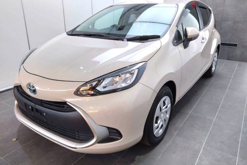 筆者が購入した薄いベージュのトヨタのアクアという車種の車