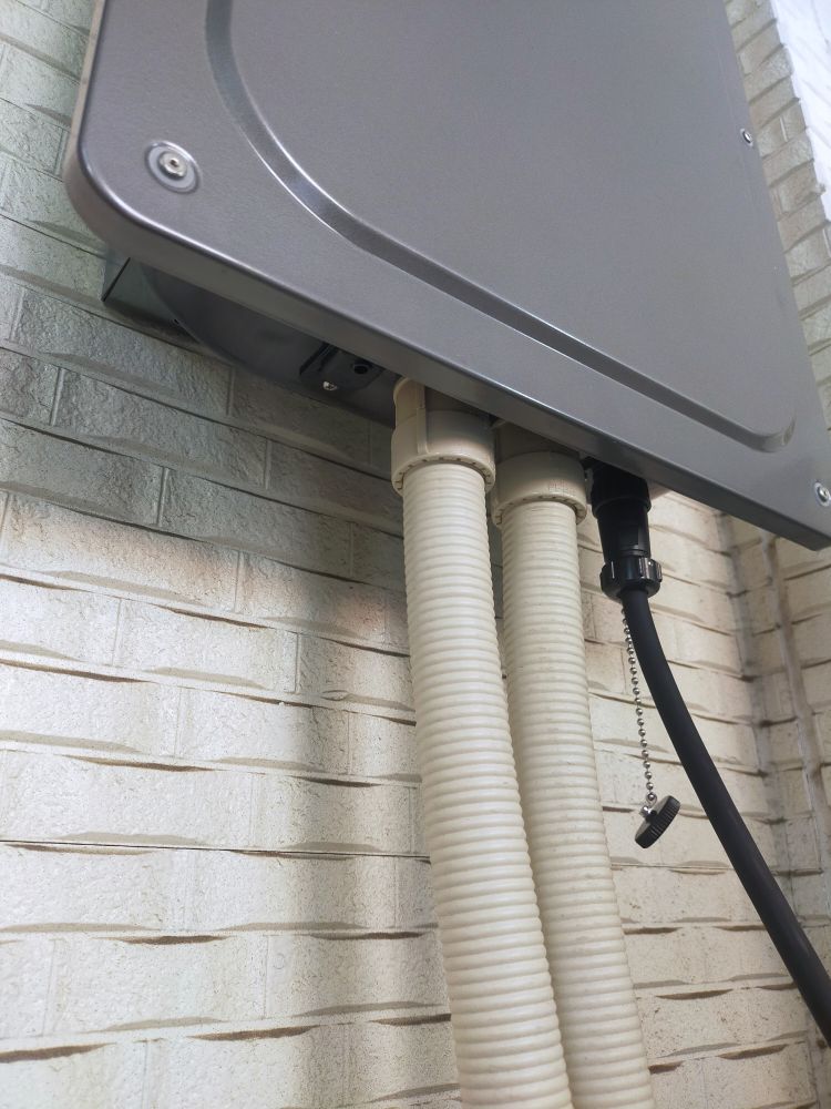 住宅と車をつなぐケーブル