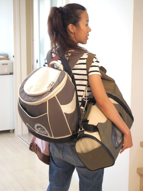 キャリーバッグを3つ抱える筆者